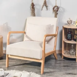 Fauteuil van massief hout en beige stof