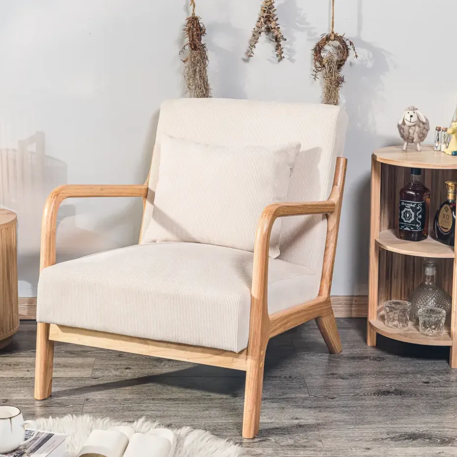 Fauteuil van massief hout en beige stof