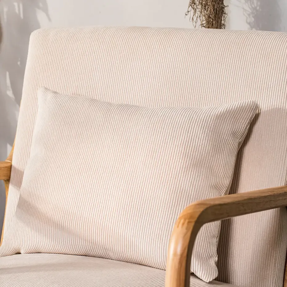 Fauteuil van massief hout en beige stof