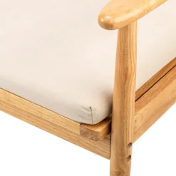 Fauteuil van massief hout en beige stof