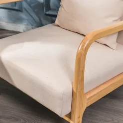 Fauteuil van massief hout en beige stof