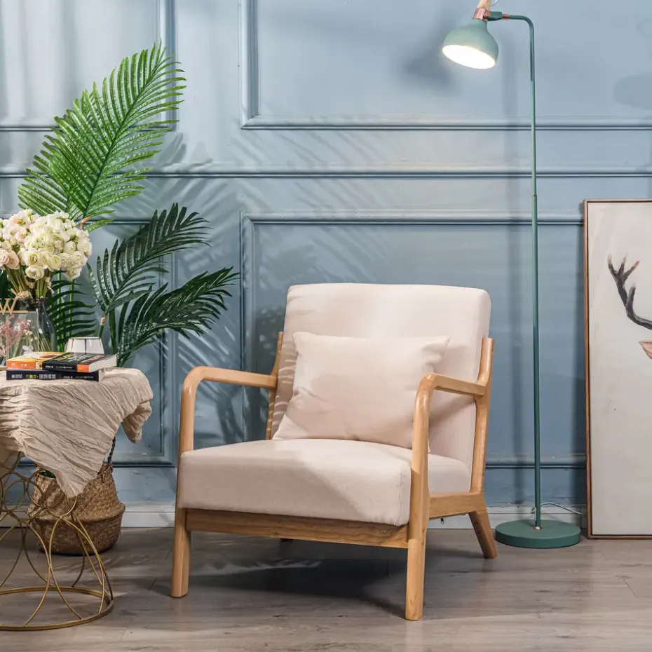 Fauteuil van massief hout en beige stof