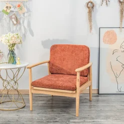 Fauteuil van massief hout en terracotta stof