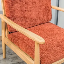 Fauteuil van massief hout en terracotta stof
