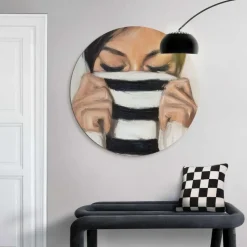 Glasschilderij Verstopt achter de trui - Ø 70cm - Zwart-Wit