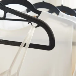 Kunststof kledinghangers - Set van 20 - antislip - met broeklat - Zwart