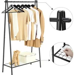 Matzwart kledingrek met stalen structuur en ophangrail