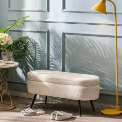 Metalen bank met witte krullen