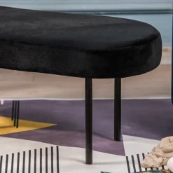 Metalen bank met zwarte fluwelen bekleding