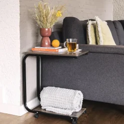 QUVIO Bijzettafel op wieltjes met opbergmandje - metaal + hout