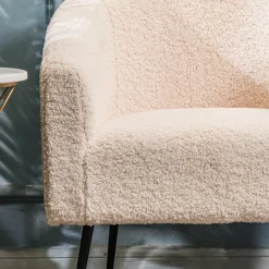 Salonstoel van metaal en witte lussen