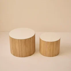 Set van 2 ronde salontafels van massief hout met opbergruimte