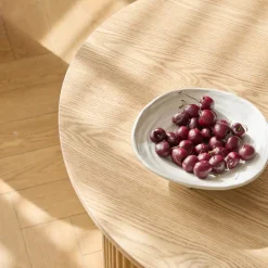 Set van een houten salontafel en 2 witte poefs