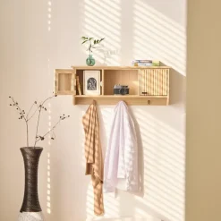 Wandkapstok van hout met 2 deuren