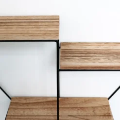 Zwart metalen wandrek met 3 houten plankjes - Zeshoek - 48x55x10 cm